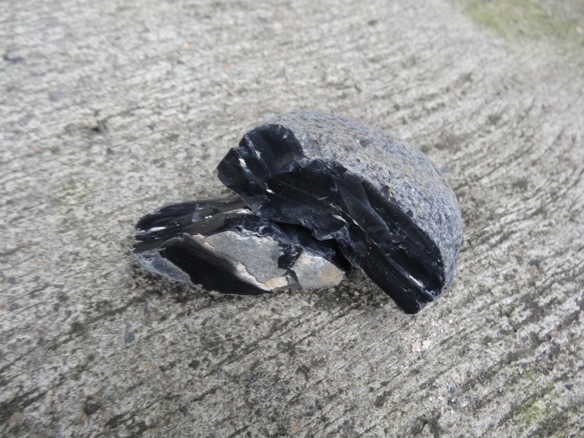 火山能量石 (印尼) — 原礦內部